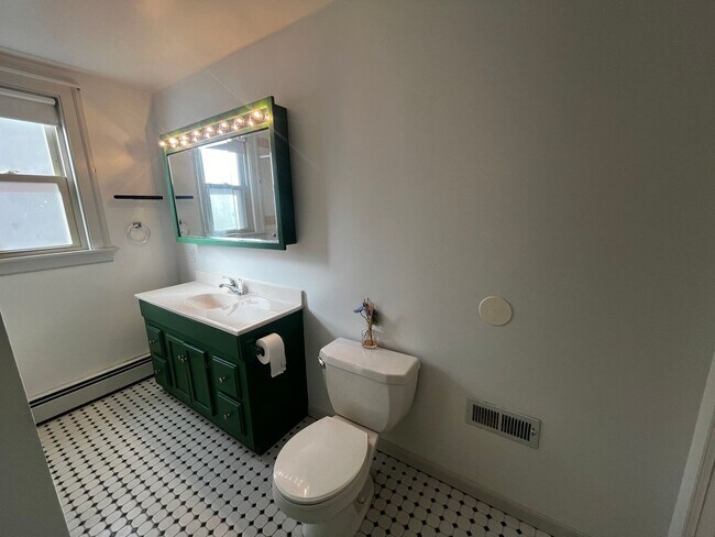 Building Photo - Charming 2-Bedroom First Floor Apartment i...