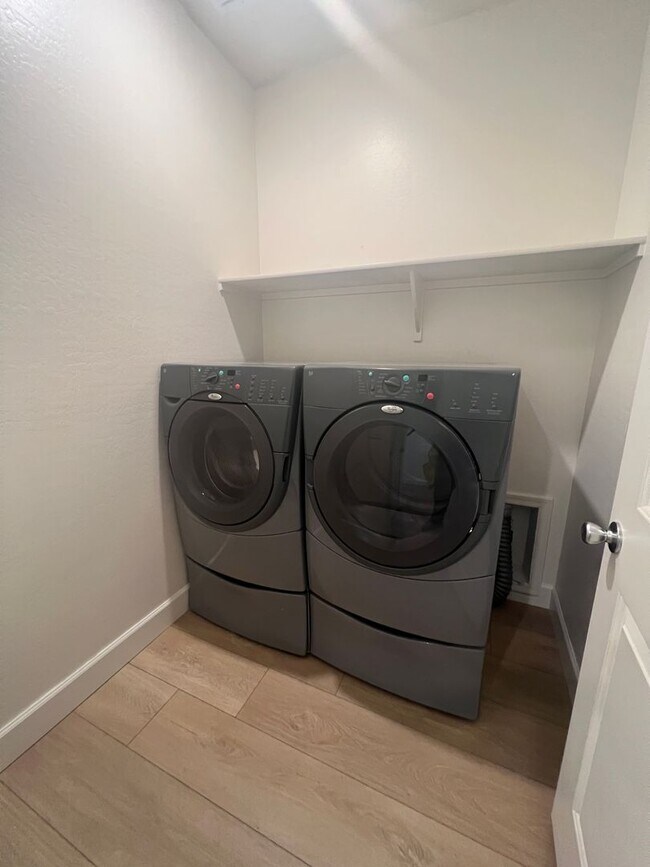 Building Photo - Updated 3 Bed/2 Bath in Excellent Glendale...