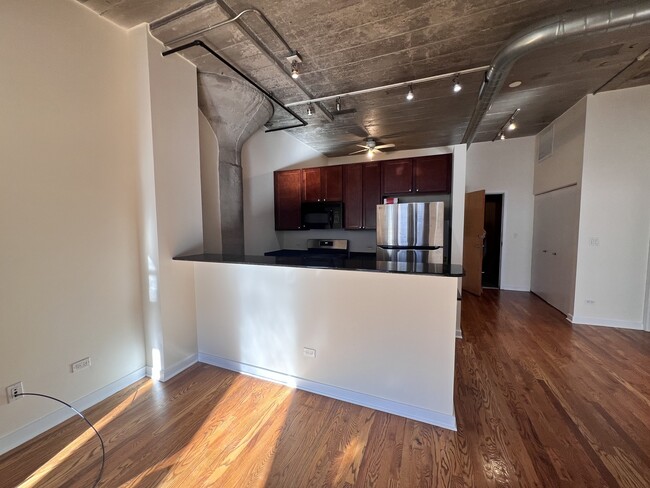 Building Photo - 1069 W 14th Pl