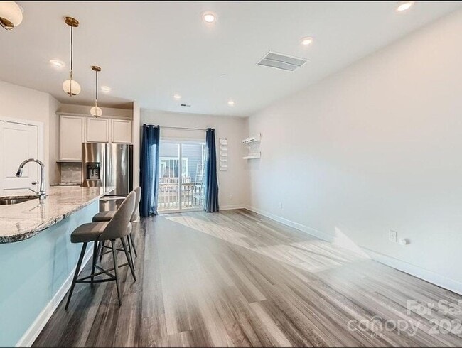 Building Photo - Beautiful 4BR 4BA Home w/ Garage Parking • Updated Appliances in Charlotte