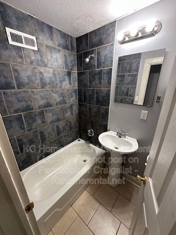 Building Photo - 1112 W 41st Terrace