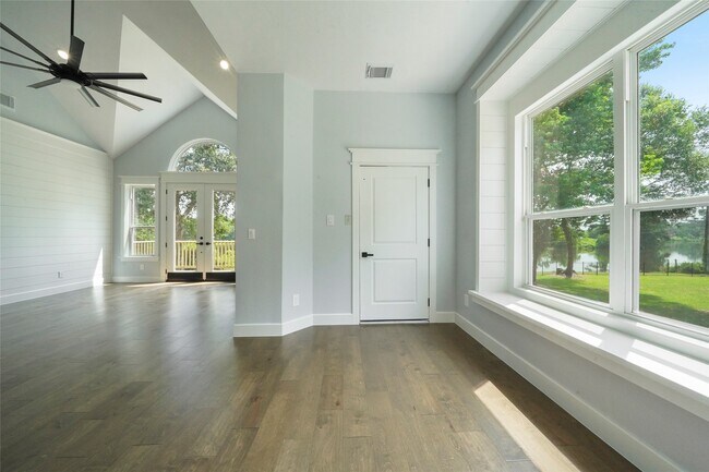 Building Photo - 401 Brook Hollow Dr