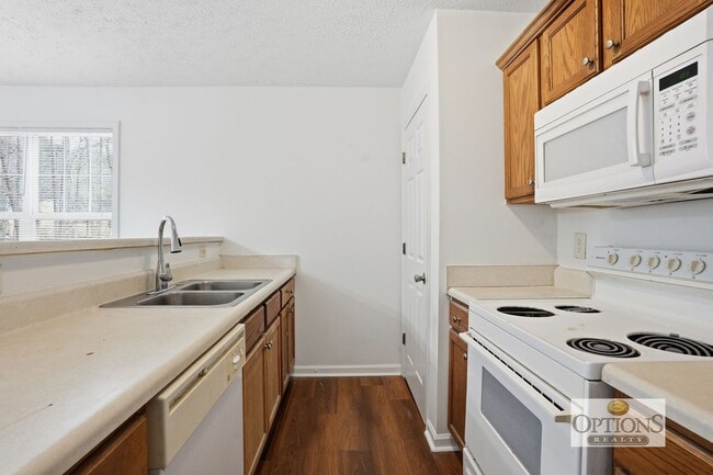 Building Photo - Cul-de-sac home ready to move in!