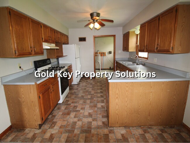 Building Photo - Large 3 BR 1 BA House with Garage and Central Air SECTION 8 APPROVED