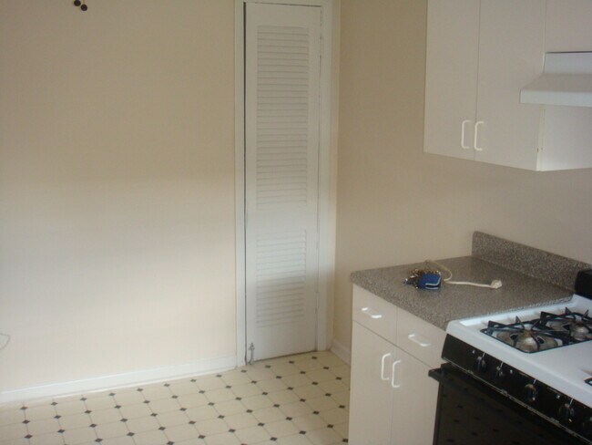 Building Photo - 985 Greenwood Ave NE