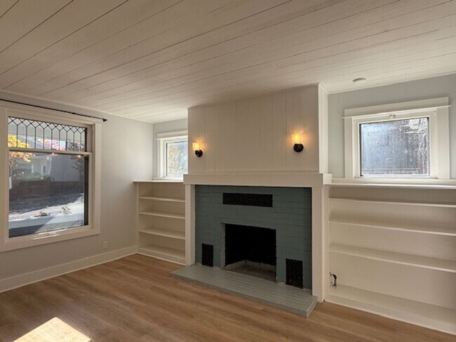 Building Photo - Updated ground floor unit in vintage duple...