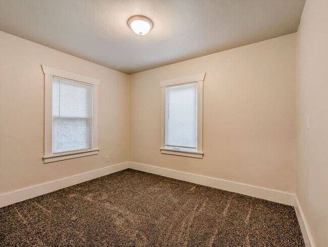 Building Photo - **Move-In Special** Charming & Recently updated 2 bed, 1 bath home!