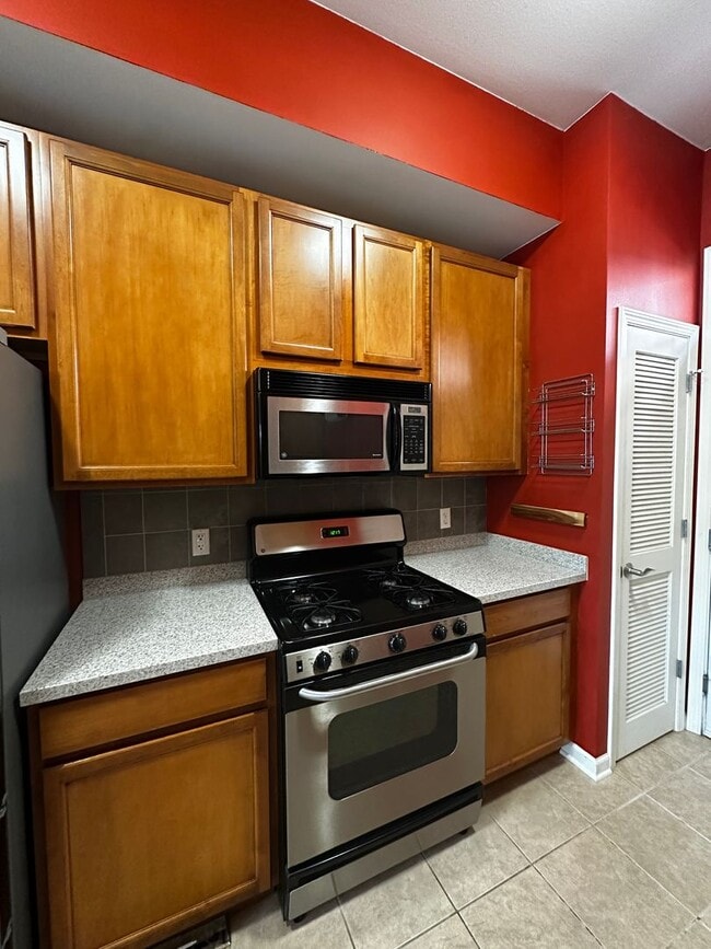 Building Photo - 1 Bedroom, GREAT location!!