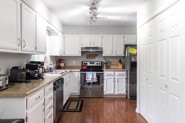 Building Photo - 9009 Tall Timber Dr