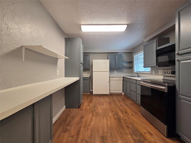 Building Photo - 1005 SW 53rd St
