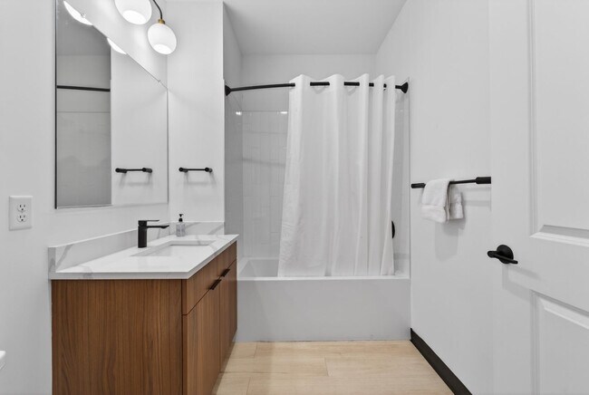 Building Photo - 600 Broadway-SI ID1240289P