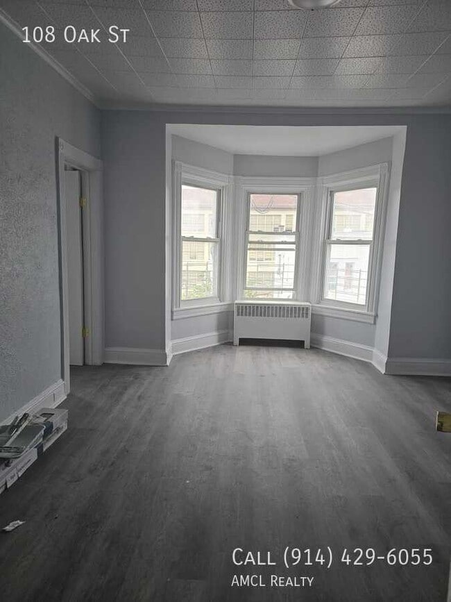 Building Photo - 108 Oak St