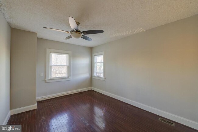 Building Photo - 1900 Q St SE