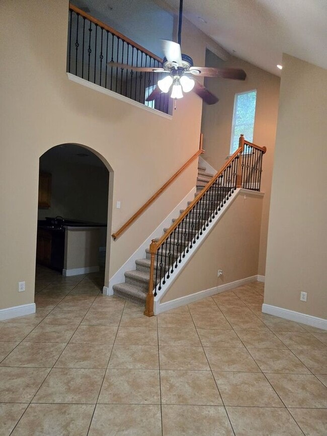 Building Photo - Beautiful 3 bed 3 bath town home