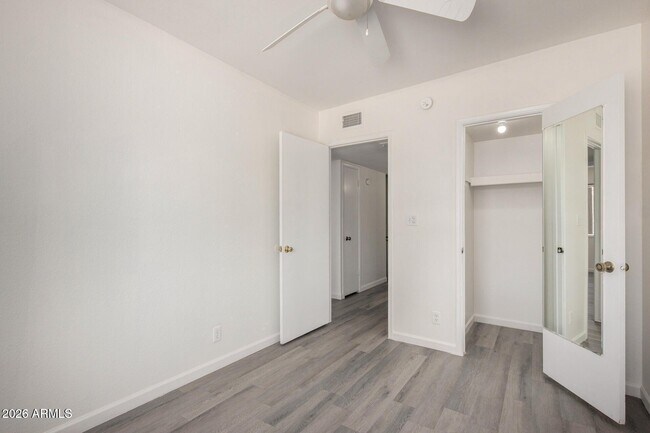 Building Photo - 1227 E Townley Ave