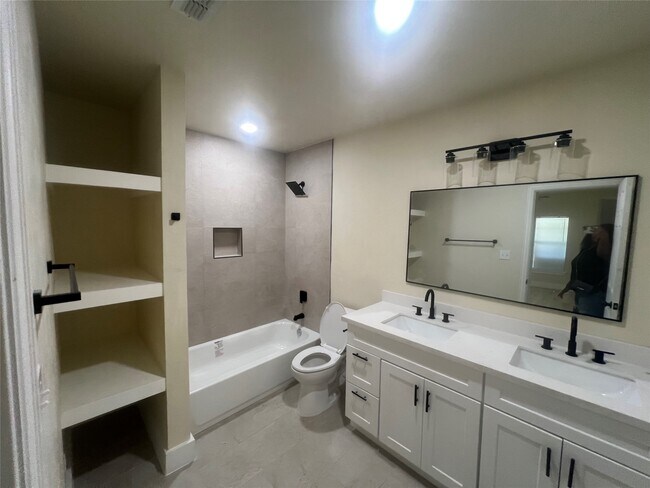 Building Photo - 5735 Kenilwood Dr