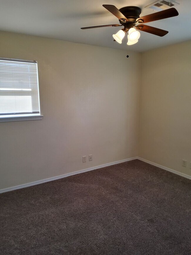 Building Photo - Enjoy living in Mustang!