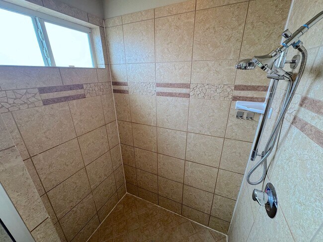 Building Photo - Northeast El Paso 3 Bed/2 Bath Refrig A/C