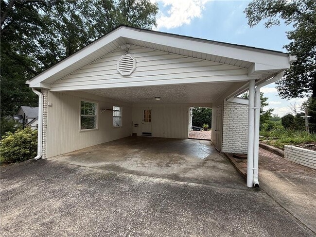 Building Photo - 800 Glenairy Dr NE