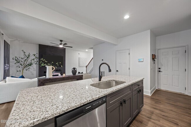 Building Photo - 521 N Hale St