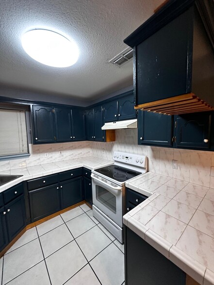 Kitchen - 6053 Blanco River St