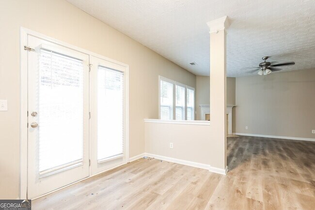 Building Photo - 2390 Village Green Dr