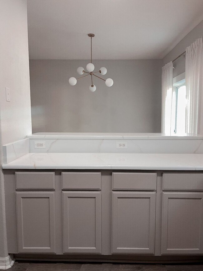 Building Photo - Beautiful Townhouse