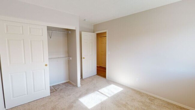 Building Photo - Single Level Family Friendly Home in Sandy. Fenced Backyard Pets Welcome