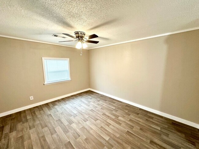 Building Photo - Recently Remodeled 3 Bedroom!