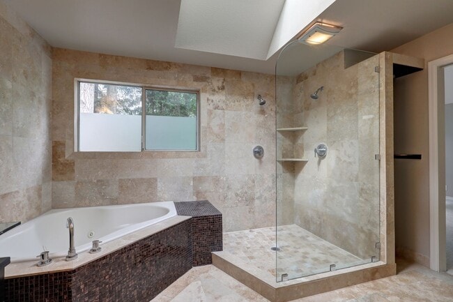 Building Photo - Beautifully Remodeled Home with Gourmet Kitchen & Fenced Yard in Klahanie