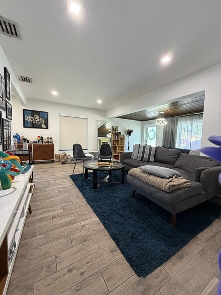 Building Photo - 1531 NE 15th Ave