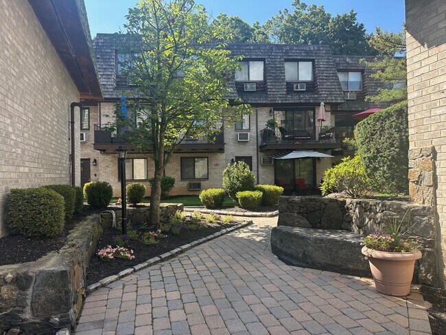 Primary Photo - 555 Central Park Ave