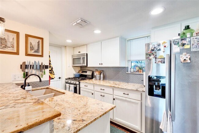 Building Photo - 908 Hermitage Dr