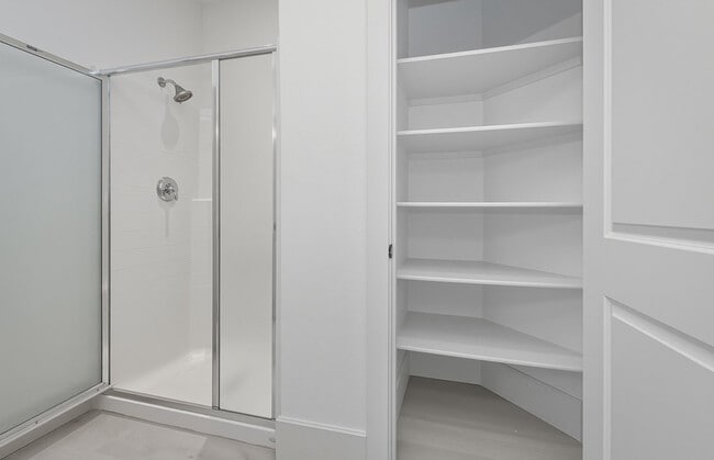 Building Photo - 619 SW Foresta Ter