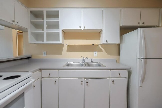 Building Photo - 1241 N LBJ Dr