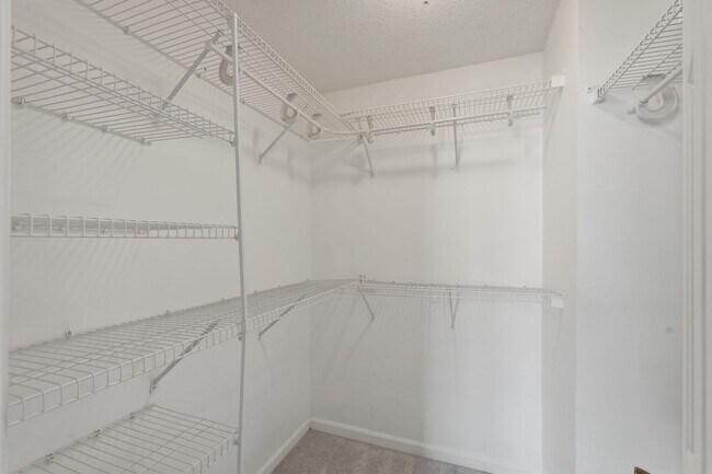 Building Photo - Updated 2BR Condo in Old Town Alexandria - 2 blocks to Metro