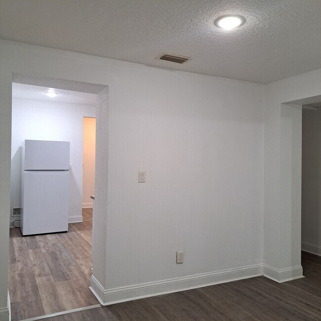 Building Photo - 1416 W 13th St