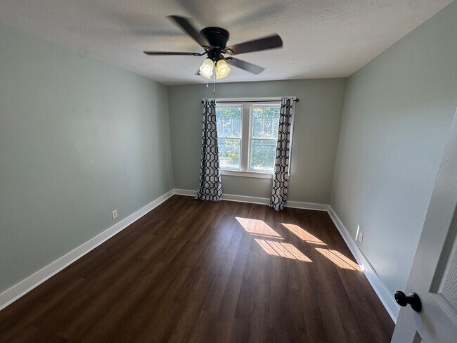 Building Photo - Beautiful 3 Bed and 2 Bath Home