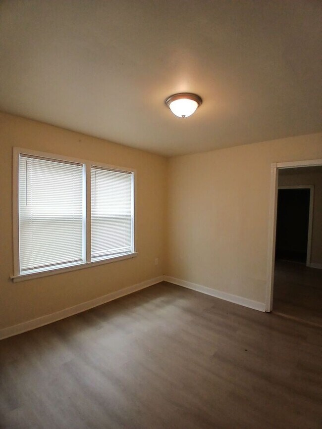 Building Photo - Delightful 2 bedroom 1 bath duplex - Open To Section 8 - $99 Move In Specail