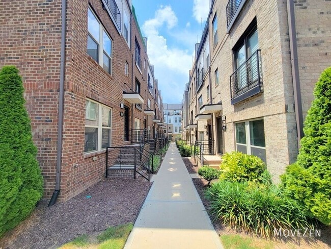 Building Photo - 15041 New Amsterdam Ln