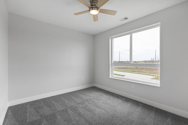 Building Photo - Vervain-1 Bedroom + Den B