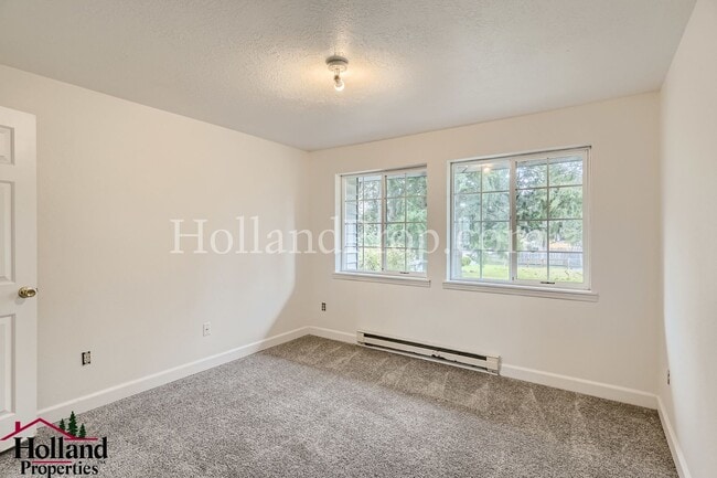 Building Photo - COming Soon! Charming & Convenient Living in Southeast Portland!