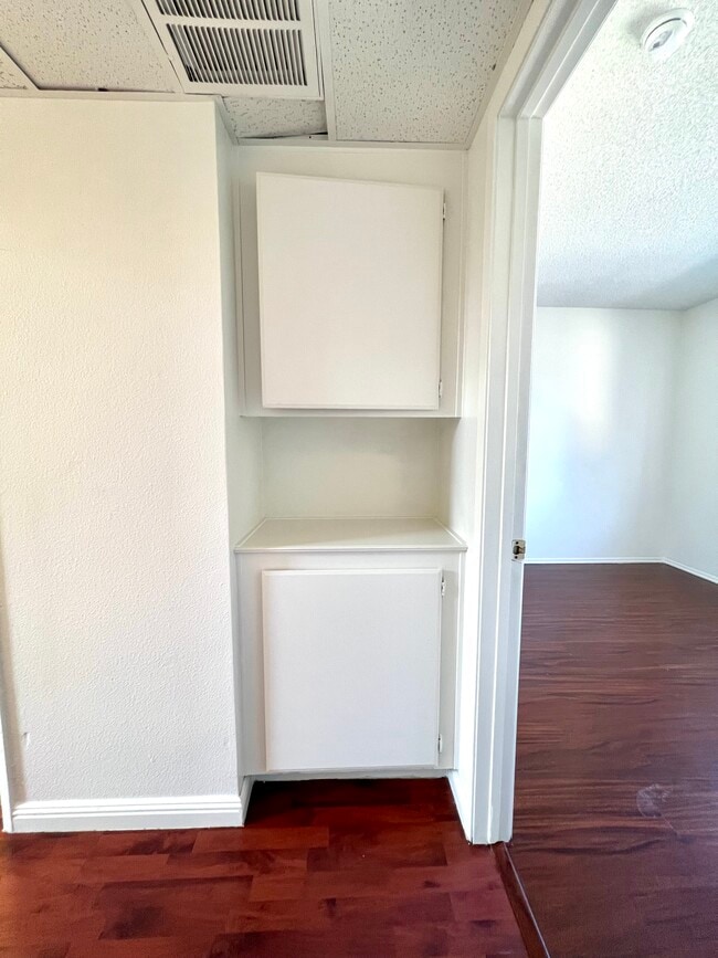 Building Photo - 11150 Glenoaks Blvd