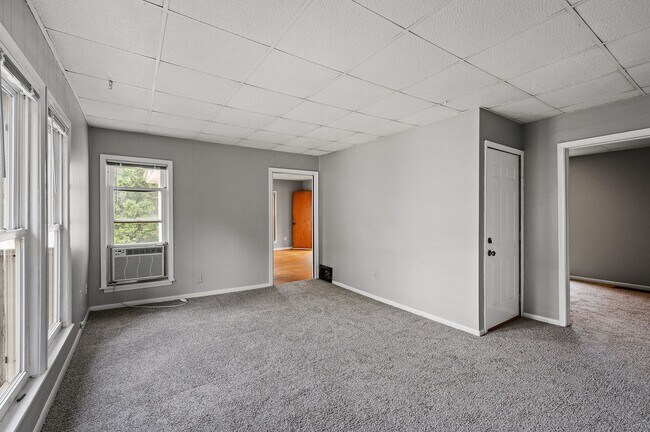 Building Photo - Cute 2BR 1 Bath Apartment Available 8/15