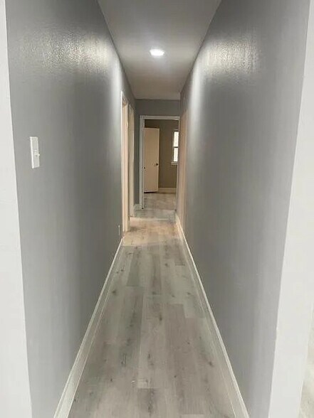 Building Photo - Room in House on Springhill Dr
