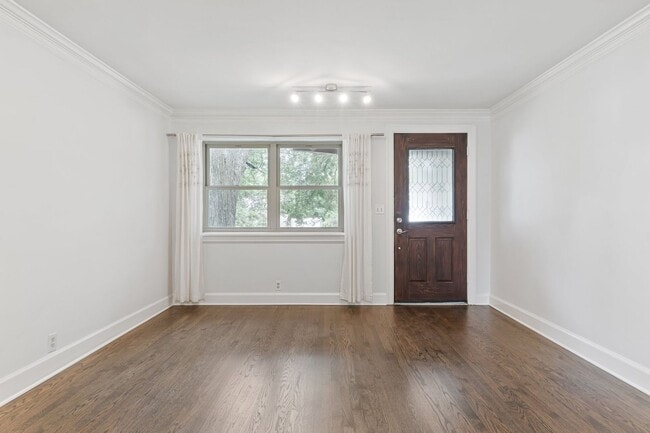 Building Photo - Quaint Westchester Condo