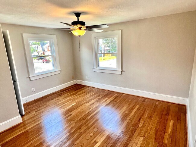 Building Photo - Completely Renovated 4BR Beach Cottage! Tw...