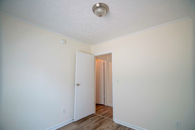 Building Photo - Private home on large lot!