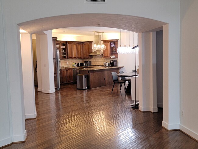 Building Photo - 1310 Armacost Ave