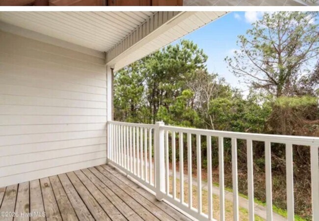 Building Photo - 2025 Silvercrest Dr